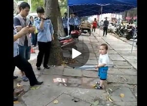 幼童持鋼管護奶奶 一場令人心酸的街頭對峙